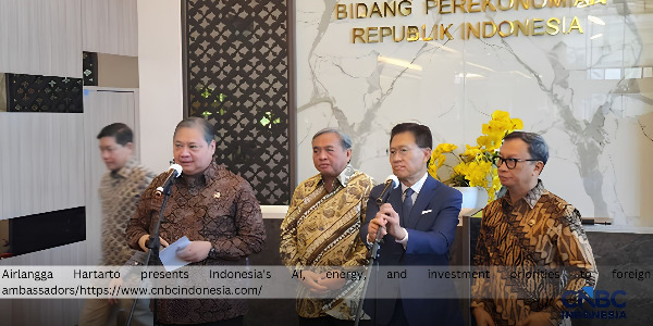 Airlangga Showcases Indonesia's 100 GW Energy Plan and AI Vision to Foreign Envoys